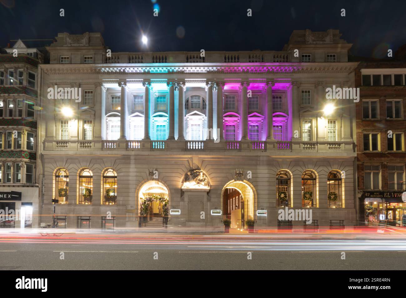 Bâtiment élégant la nuit, éclairé avec des lumières colorées. Apex Temple court Hotel Banque D'Images