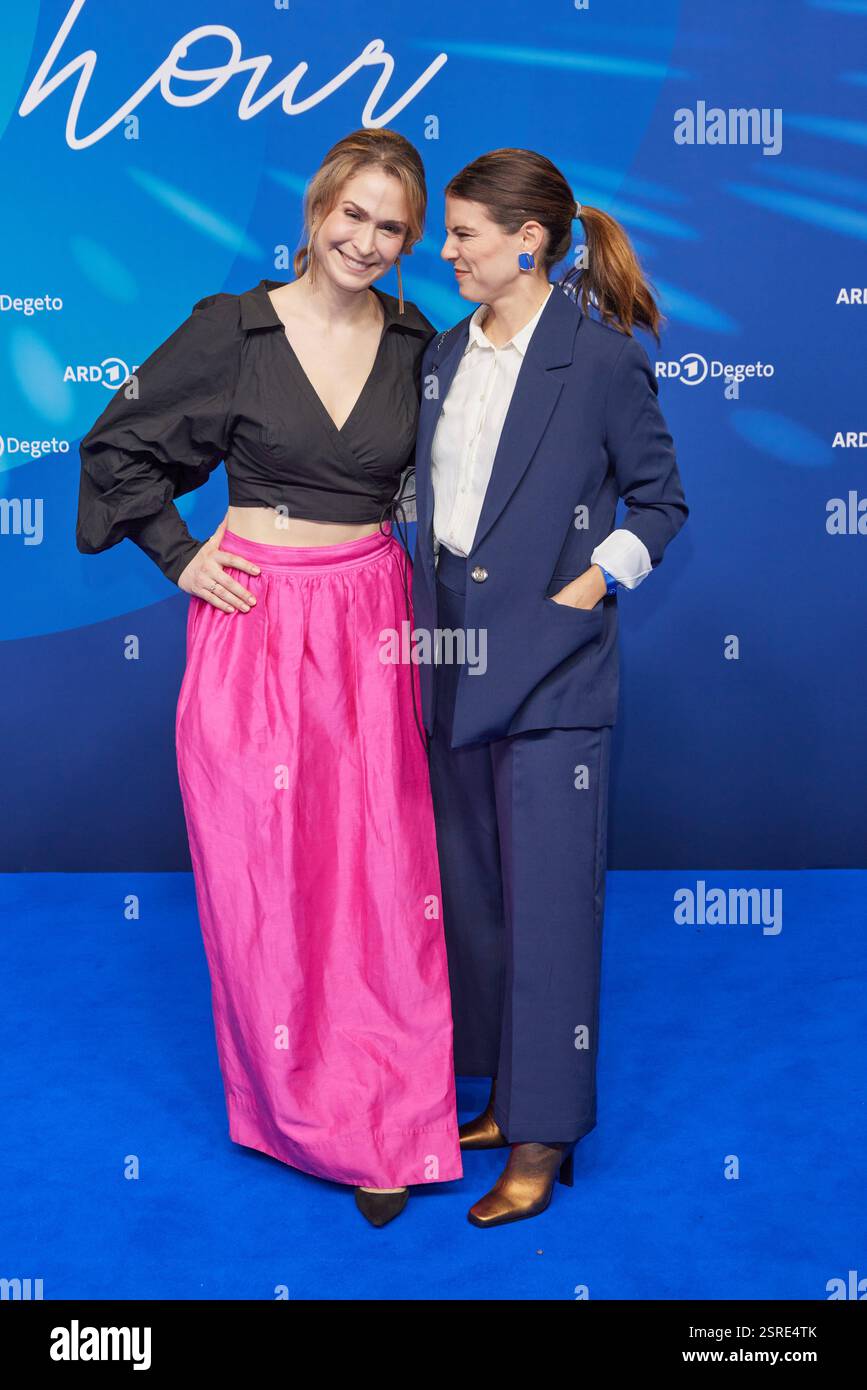 Lea Marlen Woitack und Maike Johanna Reuter - Gaesteankunft zum ARD Blue Hour Empfang 2025 im Hotel Telegraphenamt in Berlin AM 14.02.2025. ARD - Blue Hour - 2025 *** Lea Marlen Woitack et Maike Johanna Reuter arrivant pour la réception ARD Blue Hour 2025 à l'Hôtel Telegraphenamt à Berlin le 14 02 2025 ARD Blue Hour 2025 Banque D'Images