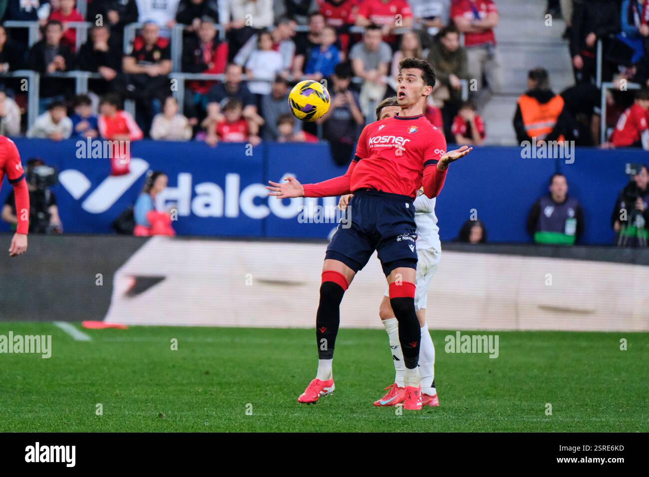 Pampelune, Navarre, Espagne - 15 février 2025 : Lucas Torró (l) contrôle le ballon dans le match Osasuna vs Real Madrid, qui fait partie des SPORTS LaLiga EA en Espagne, qui se tient au stade El Sadar. Crédit : Rubén Gil/Alamy Live News. Banque D'Images