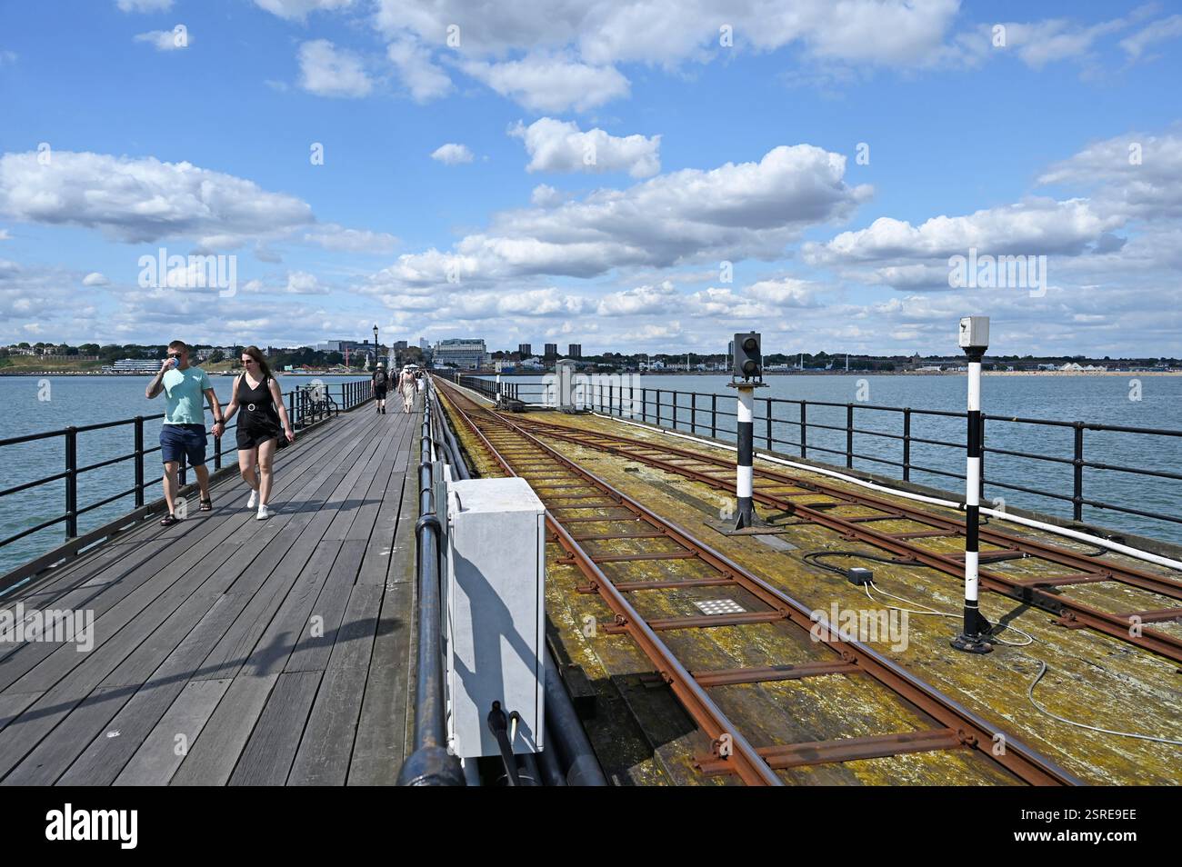 Southend Pier regardant vers le nord vers la rive par une journée assez ensoleillée. Montre la passerelle, et le chemin de fer à la boucle, Southend on Sea, Royaume-Uni. Banque D'Images