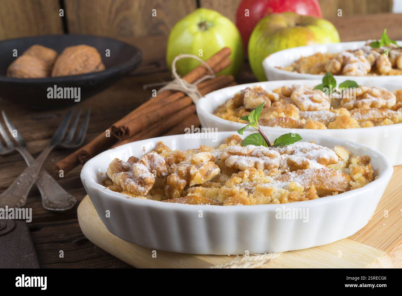 Gâteau streusel Noix Apple Banque D'Images