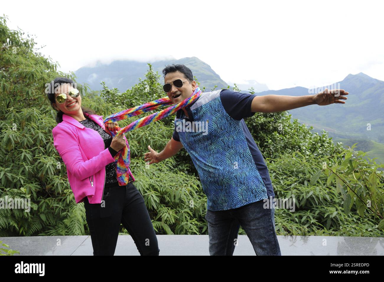 Couple posant, Munnar, Kerala, Inde, Asie, MR#801B, MR#802B, ASIA Banque D'Images