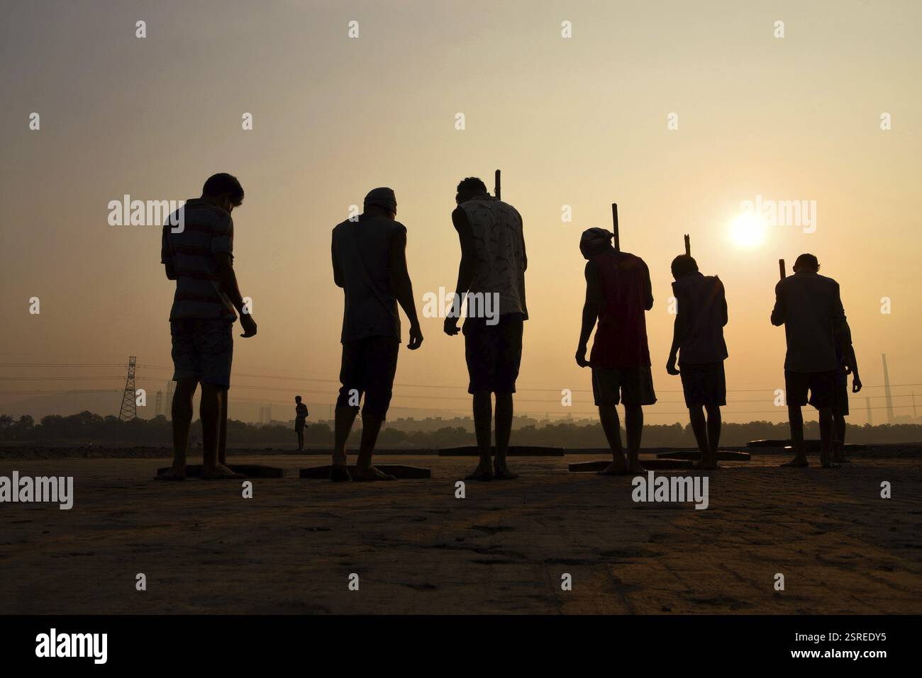 Les hommes travaillant dans les salines, Wadala, Mumbai, Maharashtra, Inde, Asie Banque D'Images