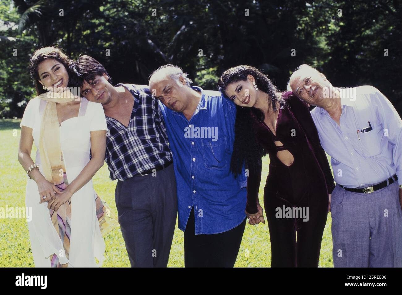Juhi Chawla, Shah Rukh Khan, Mahesh Bhatt, Sonali bendré et Yash Johar se tenant ensemble, l'Inde, l'Asie Banque D'Images