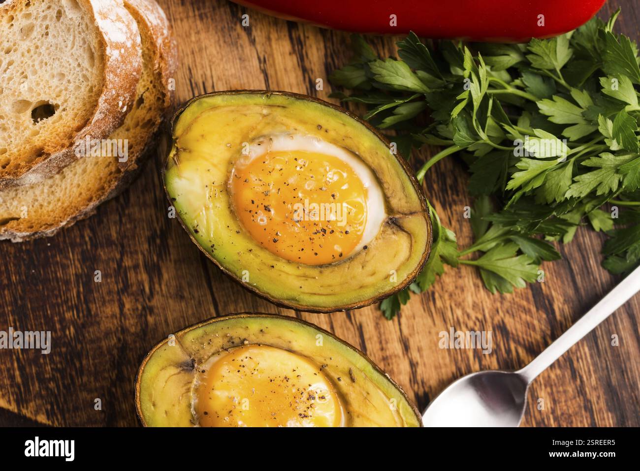 Oeufs bio faits maison cuit dans avocat avec sel et poivre Banque D'Images