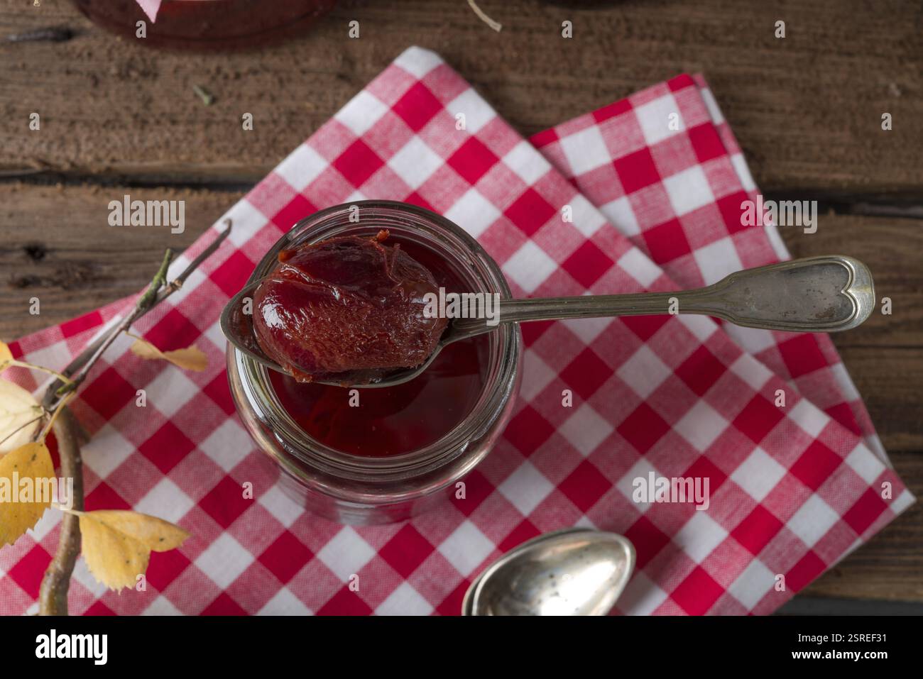 Prune marinée au vin rouge Banque D'Images Prune marinée au vin rouge Banque D'Images