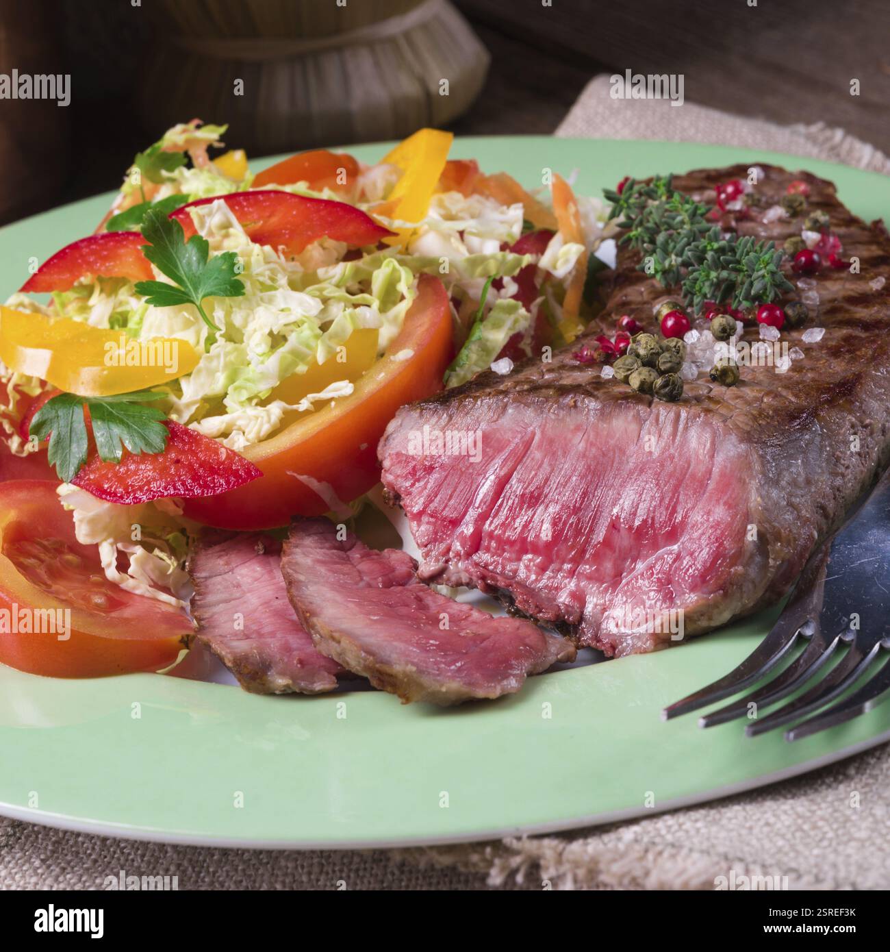 Steak grillé avec salade Banque D'Images