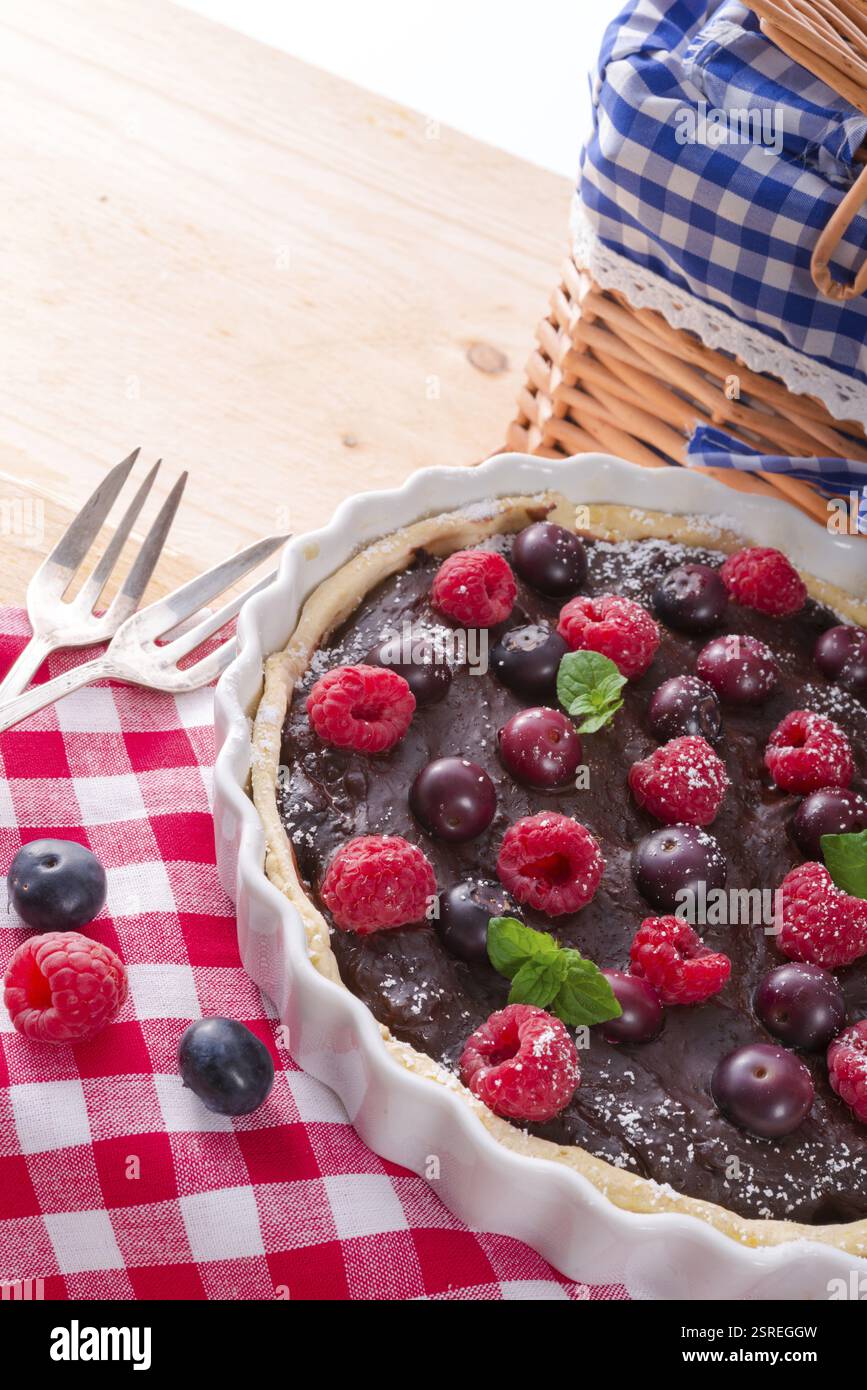 Tartelette au chocolat aux fruits de la forêt Banque D'Images