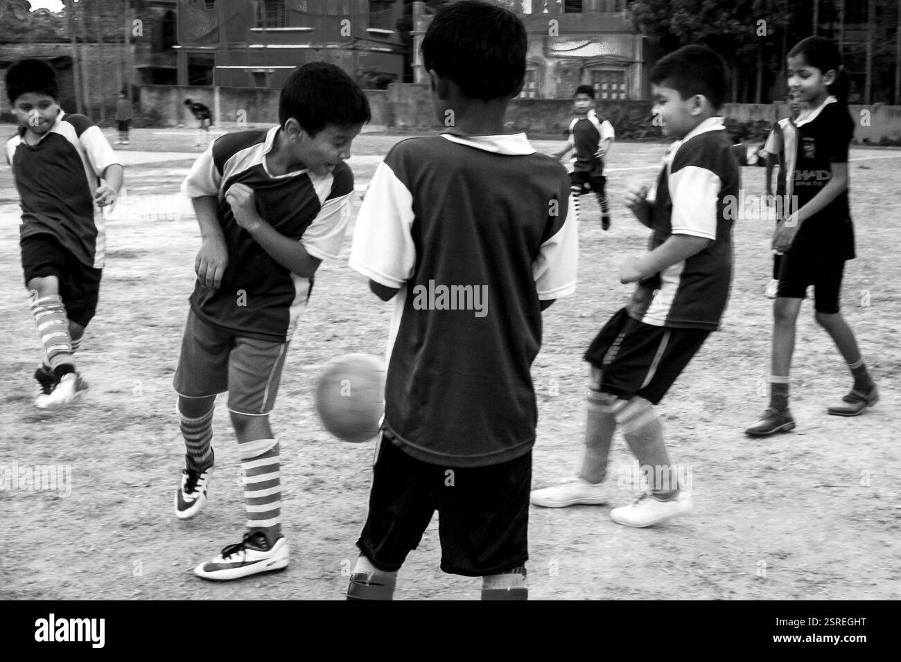 Les enfants jouent au football, pannes, Kolkata, Bengale occidental, Inde, Asie Banque D'Images