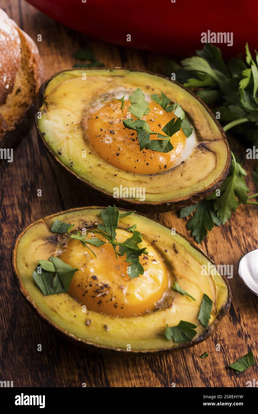 Oeufs bio faits maison cuit dans avocat avec sel et poivre Banque D'Images