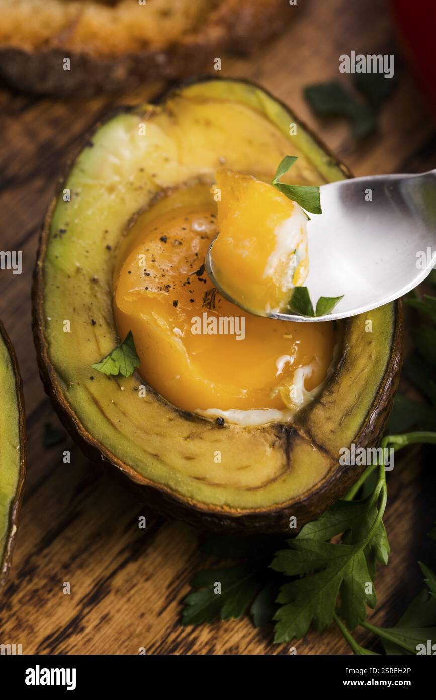 Oeufs bio faits maison cuit dans avocat avec sel et poivre Banque D'Images