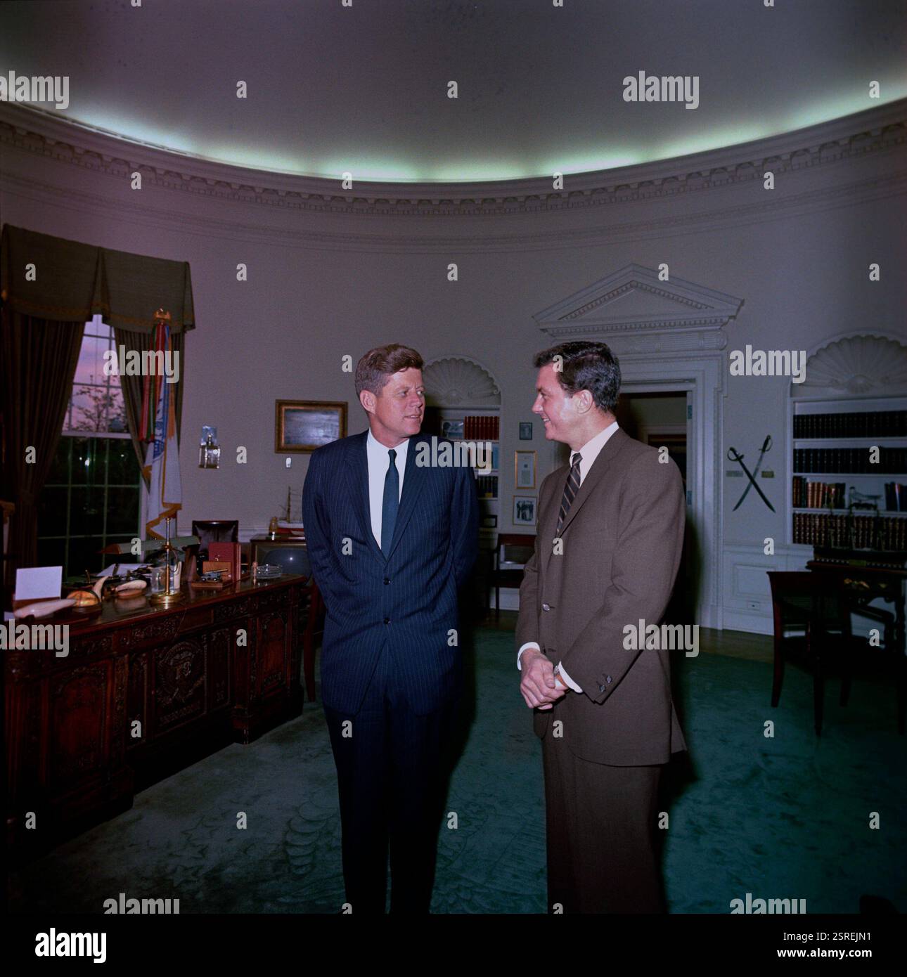Le président John F. Kennedy rend visite à l'acteur Cliff Robertson (à droite) ; M. Robertson incarne le lieutenant John F. Kennedy dans le film PT 109. Oval Office, Maison Blanche, Washington, D.C. date : 24 avril 1963 Banque D'Images