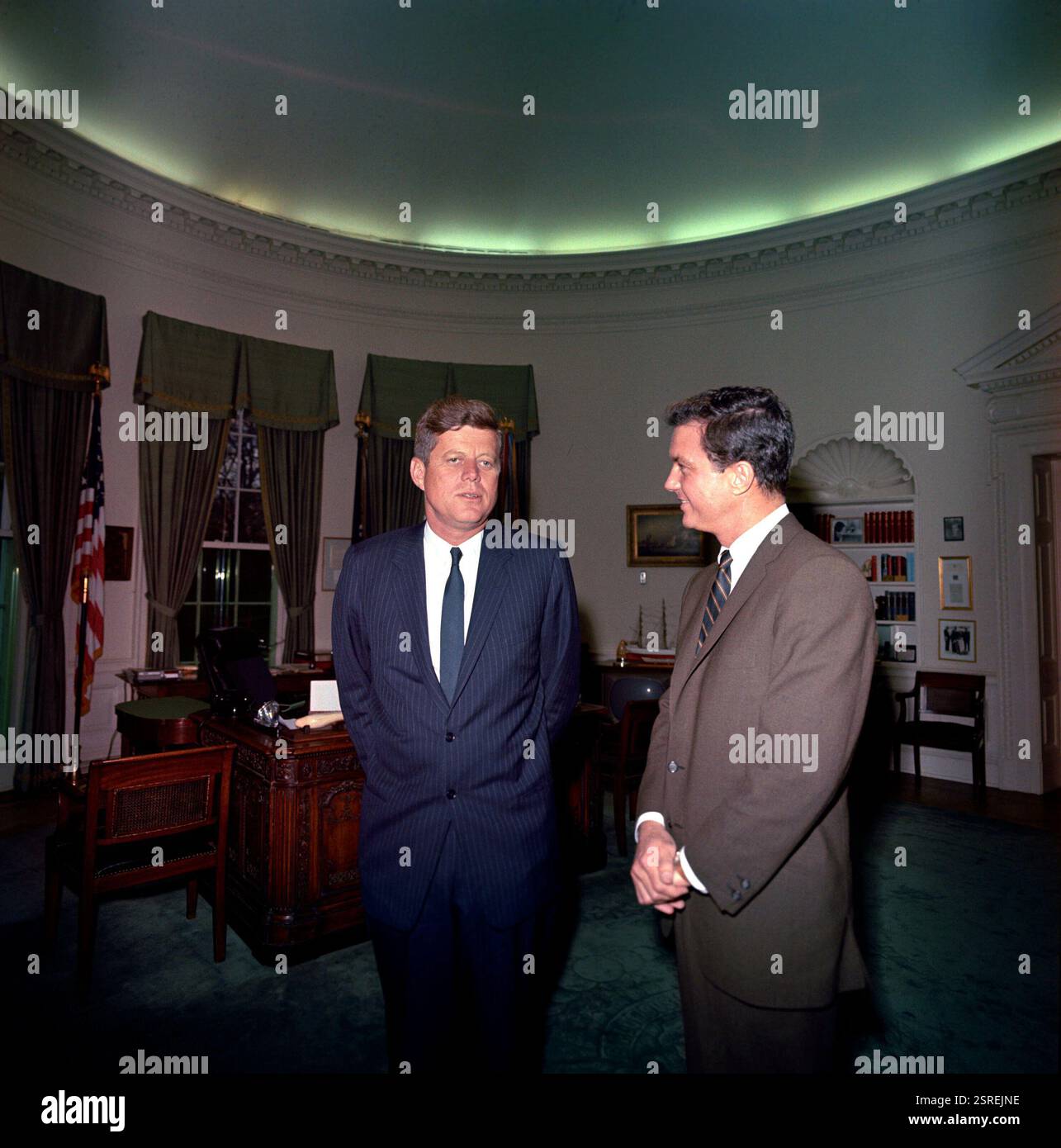 Le président John F. Kennedy rend visite à l'acteur Cliff Robertson (à droite) ; M. Robertson incarne le lieutenant John F. Kennedy dans le film PT 109. Oval Office, Maison Blanche, Washington, D.C. date : 24 avril 1963 Banque D'Images