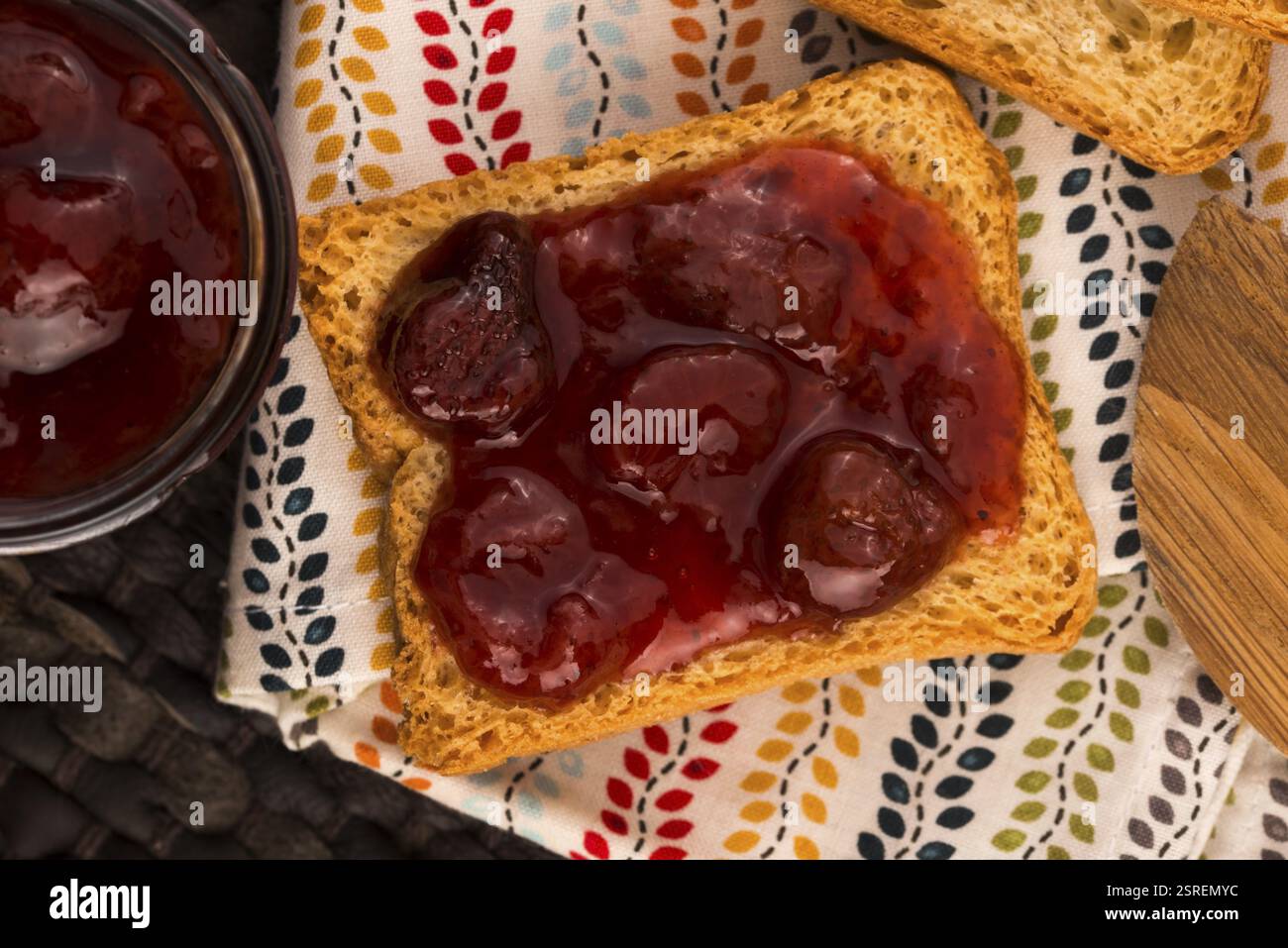 Confiture de cerises de petit-déjeuner sur toast Banque D'Images