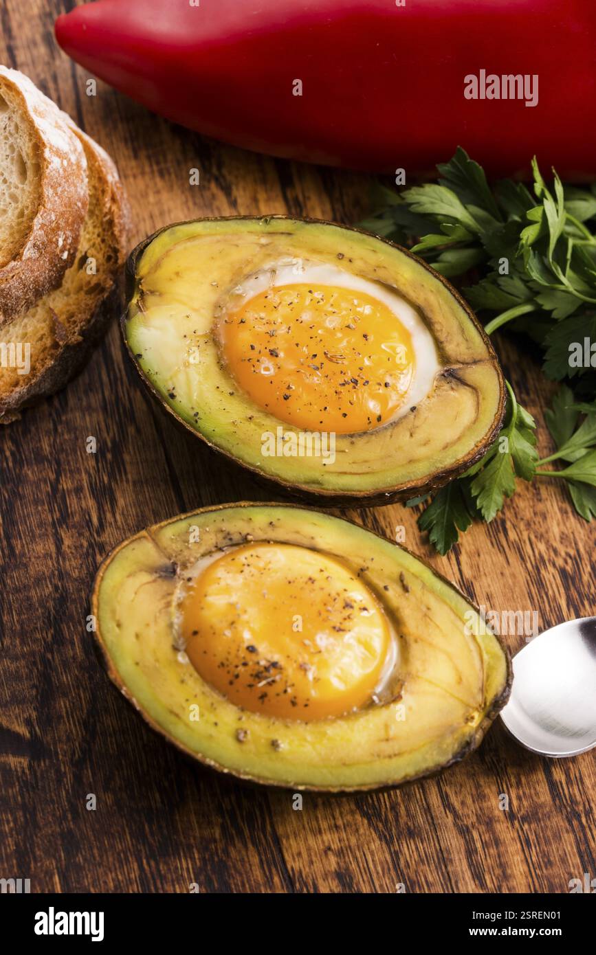 Oeufs bio faits maison cuit dans avocat avec sel et poivre Banque D'Images