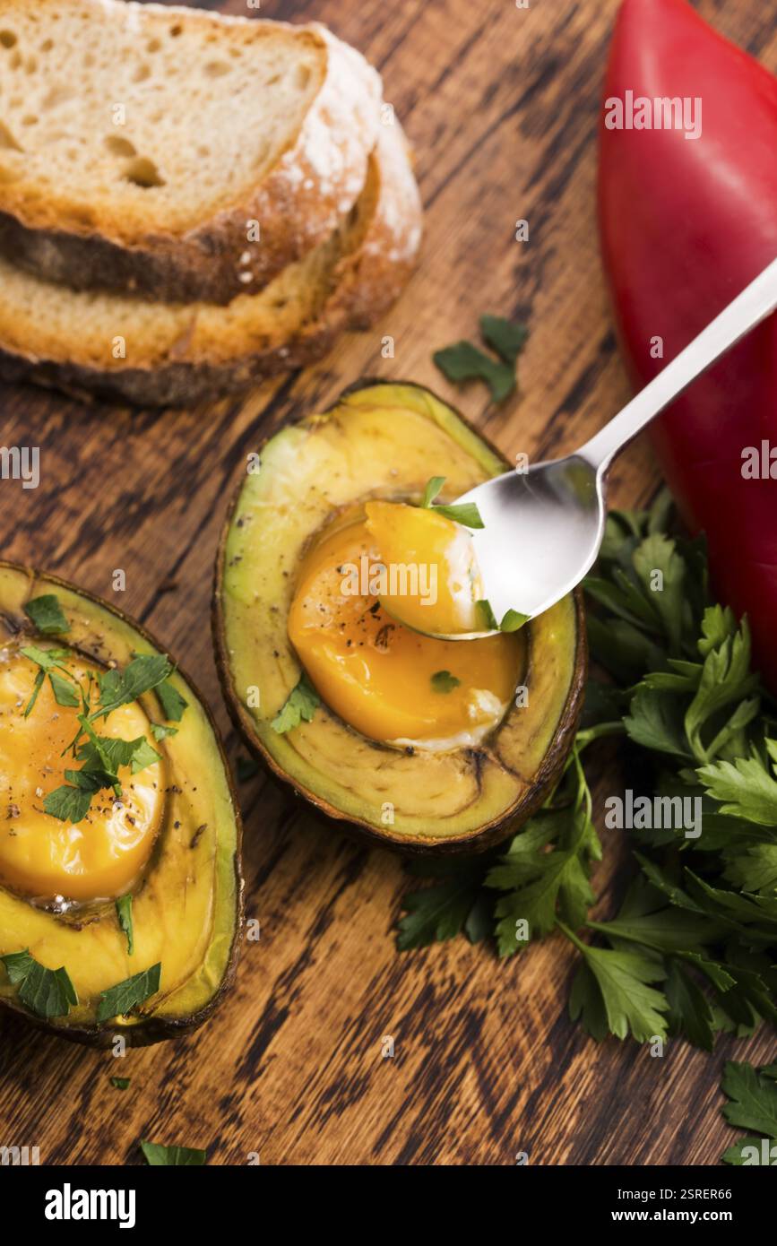 Oeufs bio faits maison cuit dans avocat avec sel et poivre Banque D'Images