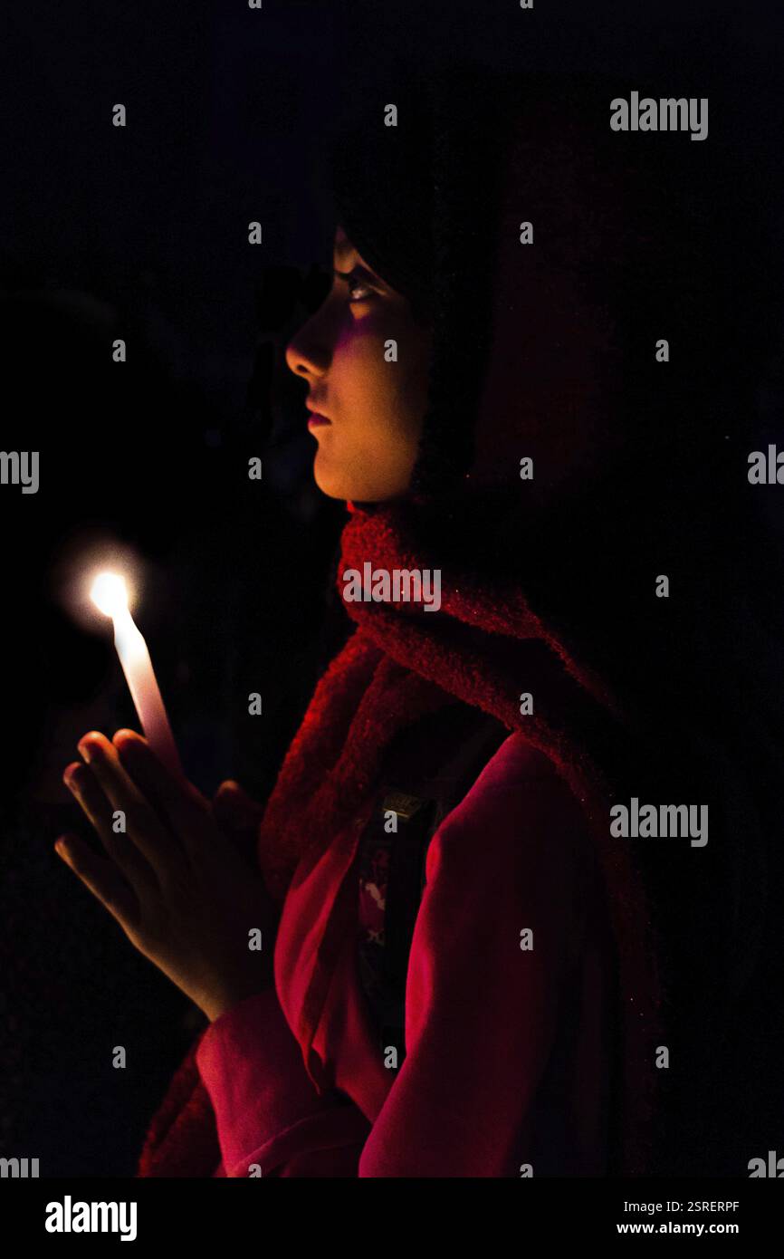 Femme priant Jésus, fête de Noël, barasat, kolkata, Bengale occidental, Inde, Asie Banque D'Images