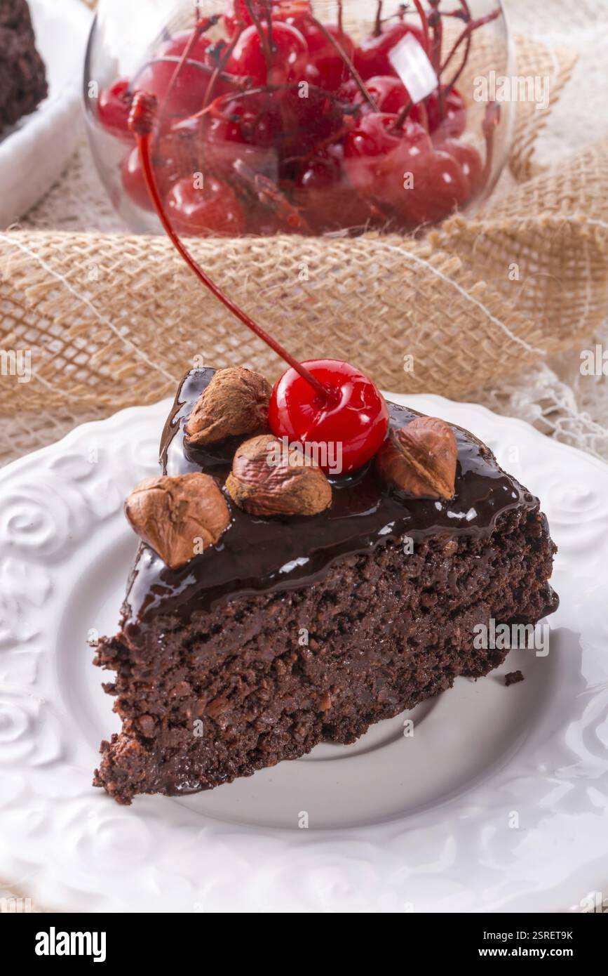 Gâteau au chocolat et aux noix aux cerises Banque D'Images