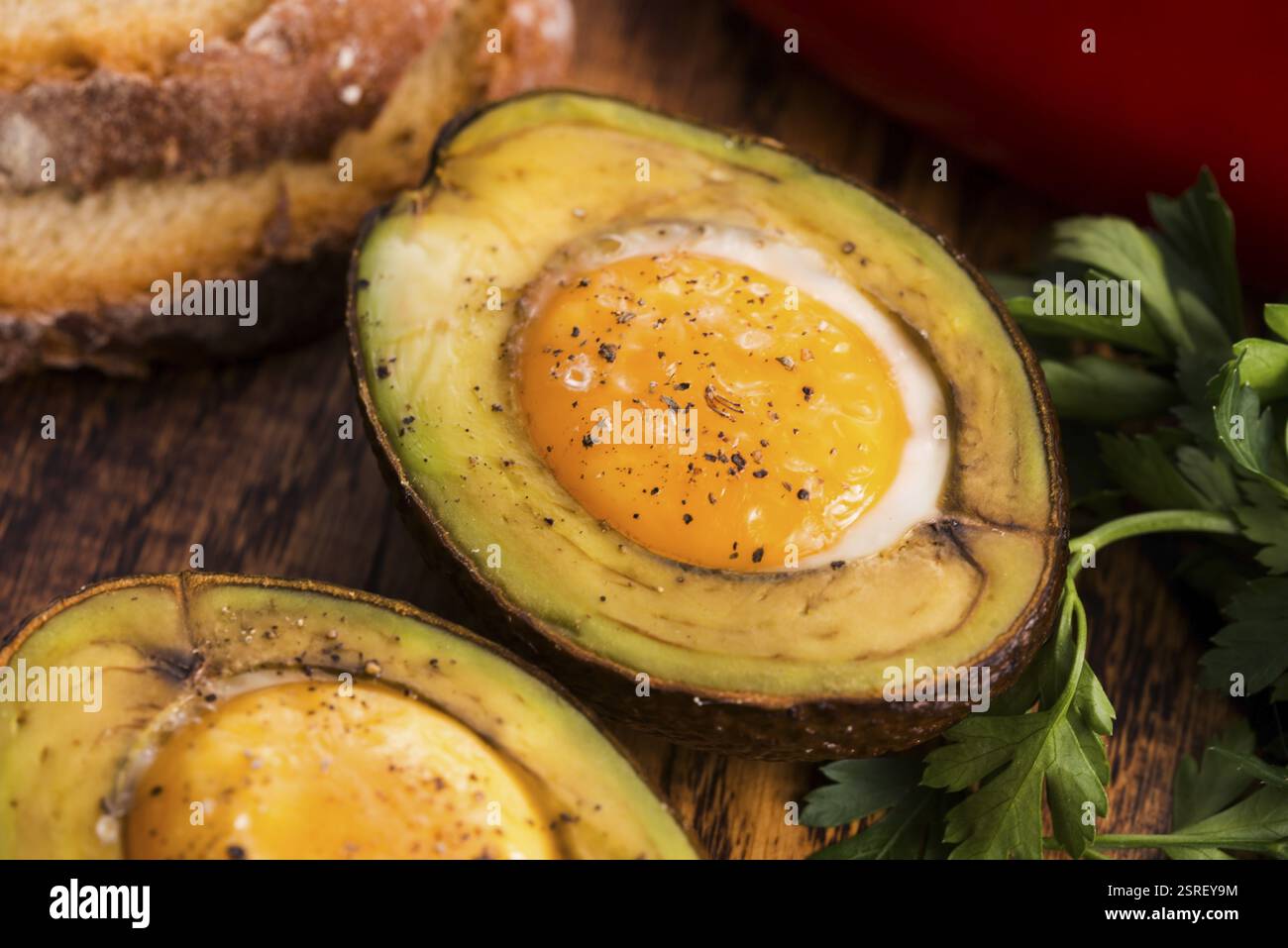 Oeufs bio faits maison cuit dans avocat avec sel et poivre Banque D'Images