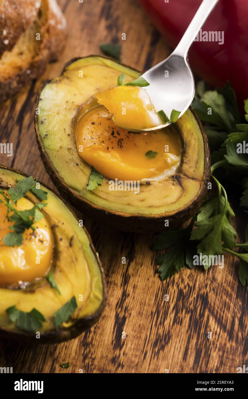 Oeufs bio faits maison cuit dans avocat avec sel et poivre Banque D'Images