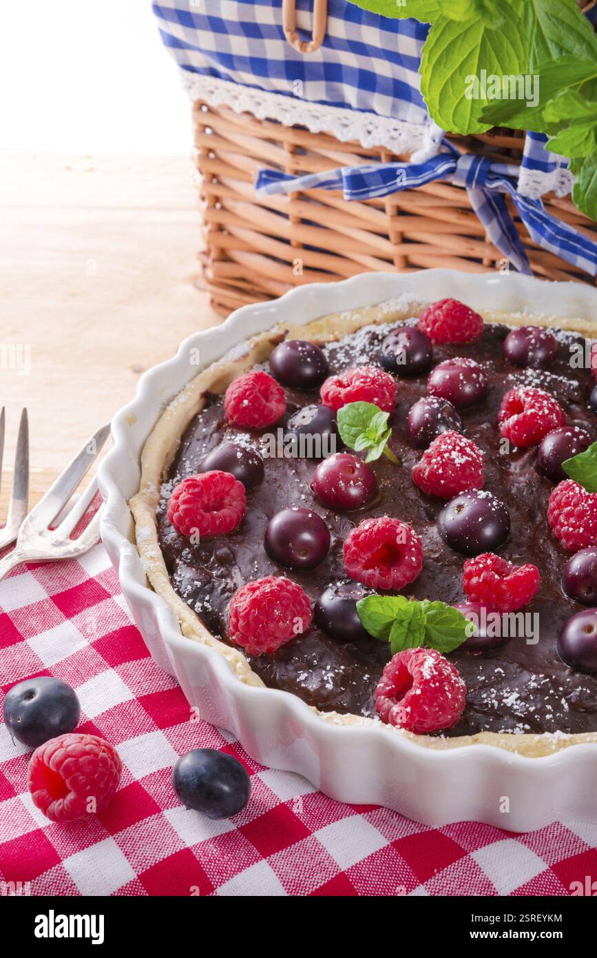 Tartelette au chocolat aux fruits de la forêt Banque D'Images