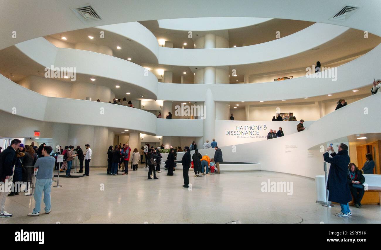 Intérieur du musée Guggeneim, New York, États-Unis Banque D'Images
