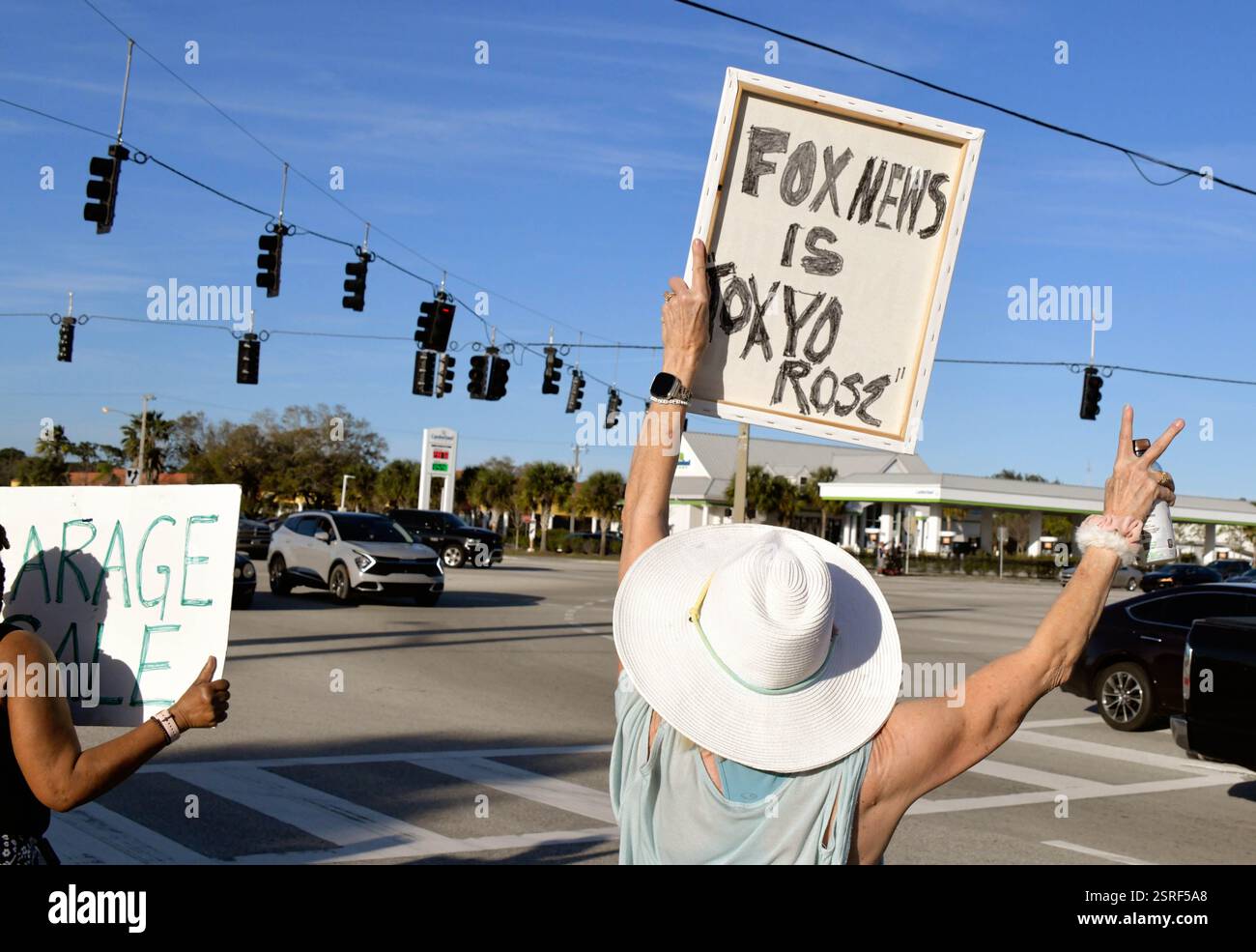 Palm Bay, Comté de Brevard, Floride, États-Unis. 15 février 2025. Les Américains ont exprimé leur mécontentement à l'égard des décisions du président Trump et d'Elon Musk, l'« employé spécial du gouvernement » non élu qui dirige le département de l'efficacité du gouvernement (DOGE), en manifestant et agitant des drapeaux et des pancartes samedi après-midi. Brevard Democrat's a organisé l'événement à la grande intersection de Palm Bay Road et Babcock Street. Crédit photo : Julian Leek/Alamy Live News Banque D'Images