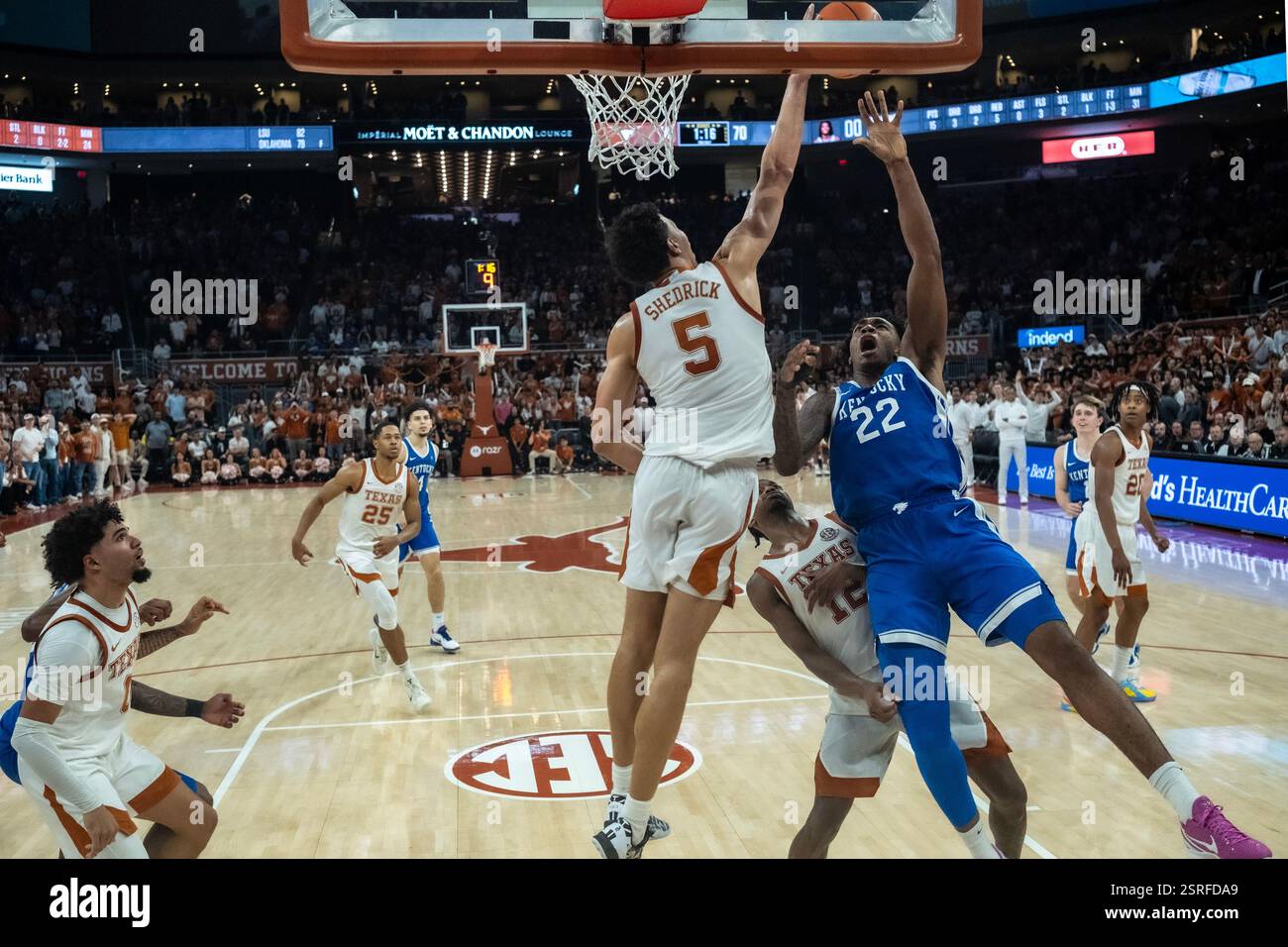 Texas, États-Unis. 11 février 2025. Kadin Shedrick (5) des Texas Longhorns avec le bloc contre les Wildcats du Kentucky au Moody Center à Austin au Texas. Le Texas bat la 15e place du Kentucky 82-78. Robert Backman/CSM/Alamy Live News Banque D'Images
