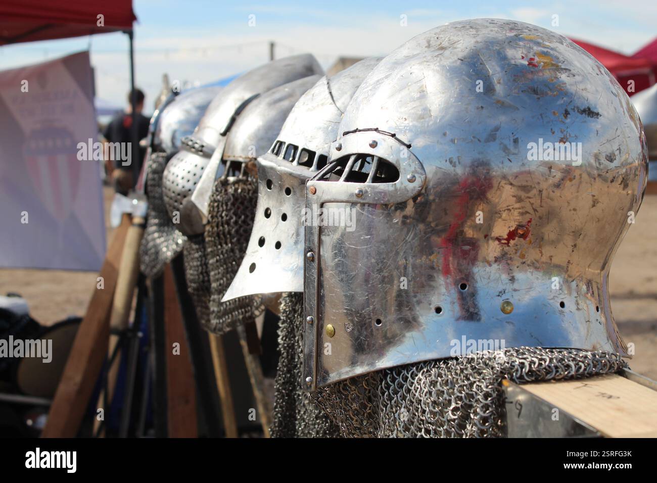 Casques blindés exposés à la foire médiévale Banque D'Images