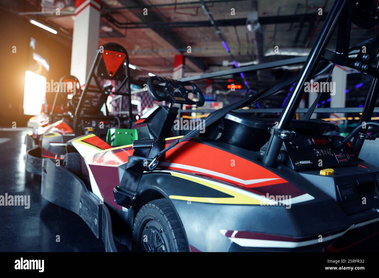 Nouveaux karts électriques dans la piste de course intérieure moderne Banque D'Images