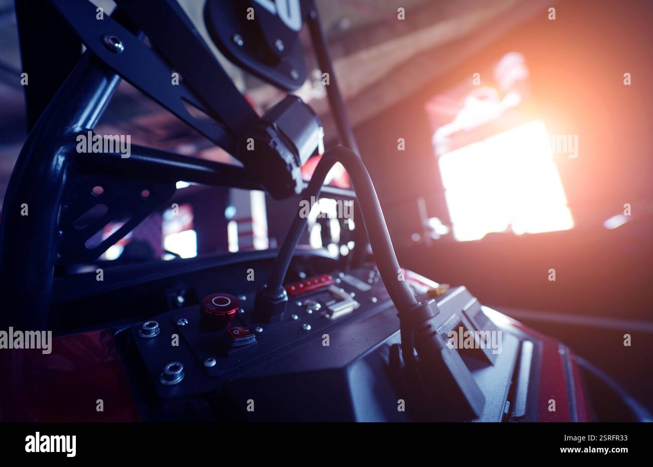 Nouveaux karts électriques dans la piste de course intérieure moderne Banque D'Images