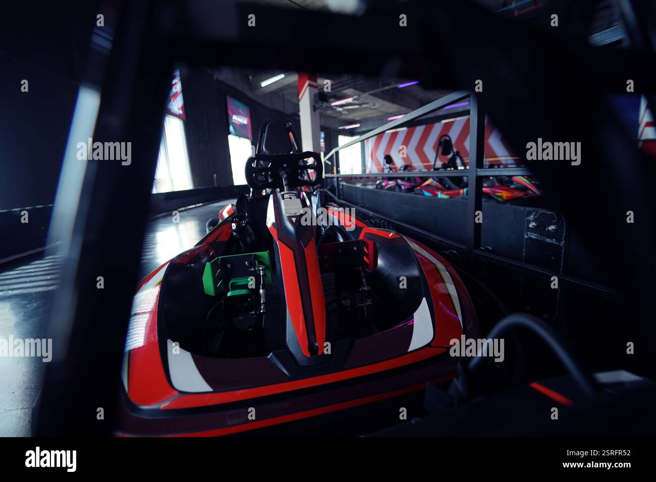 Nouveaux karts électriques dans la piste de course intérieure moderne Banque D'Images