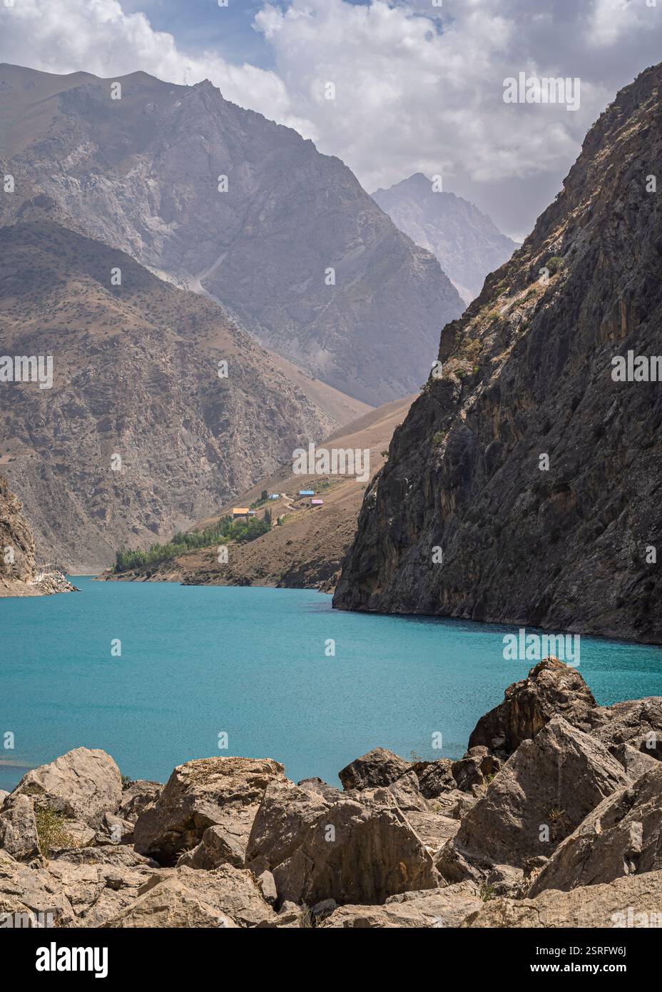 Vue panoramique du paysage vertical du lac Nofin dans la région des sept lacs aka Haft Kul sous le ciel couvert d'humeur sombre, montagnes Fann, Sughd, Tadjikistan Banque D'Images