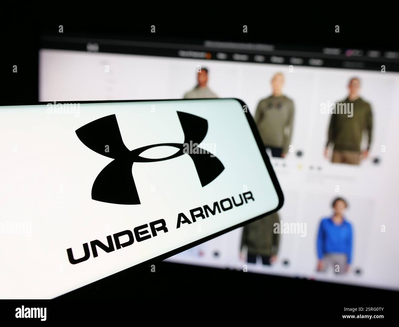 Allemagne. 15 janvier 2025. Dans cette illustration photo, un téléphone portable avec le logo de la société américaine de vêtements de sport Under Armour Inc est vu sur l'écran devant le site Web de l'entreprise. Crédit : SOPA images Limited/Alamy Live News Banque D'Images
