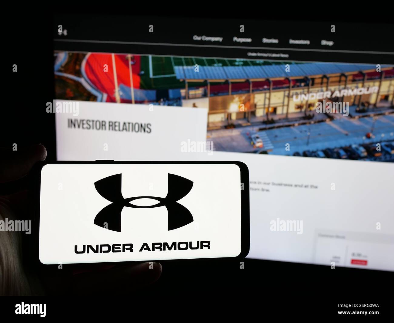 Allemagne. 15 janvier 2025. Dans cette illustration photo, une personne tient un smartphone avec le logo de la société américaine de vêtements de sport Under Armour Inc sur l'écran en face du site Web. Crédit : SOPA images Limited/Alamy Live News Banque D'Images