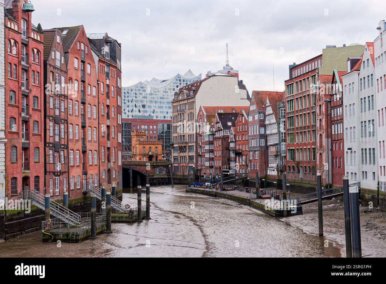 Speicherstadt, quartier des entrepôts et salle de concert Elbphilharmonie à Hambourg, Allemagne. Attraction touristique et site classé au patrimoine mondial de l'UNESCO. Banque D'Images