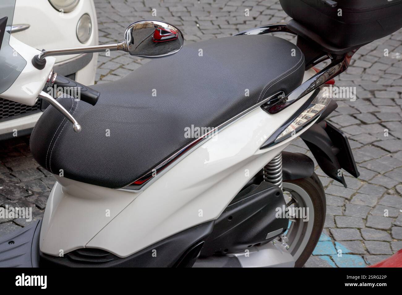un scooter blanc avec un siège noir. Banque D'Images