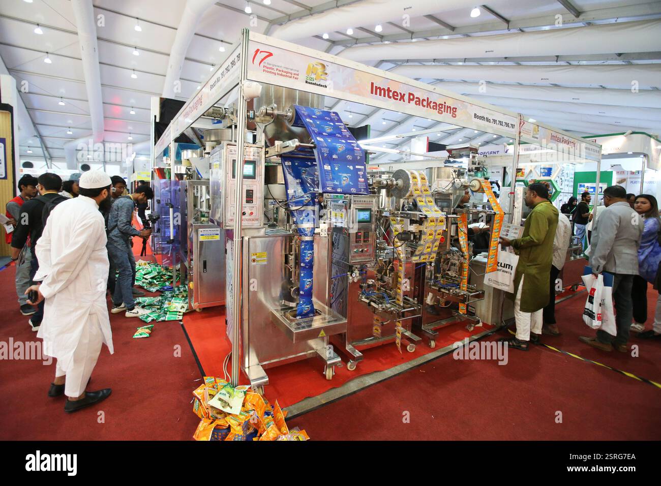 Dhaka, Bangladesh. 15 février 2025. Les gens assistent à la Foire internationale des plastiques 2025 à Dhaka, Bangladesh, le 15 février 2025. La Foire internationale des plastiques 2025 de quatre jours s’est achevée samedi, marquant la 17e édition de cet événement annuel. Cette année, le salon a présenté plus de 800 stands et a présenté plus de 390 marques leaders de différents pays. Crédit : Habibur Rahman/Xinhua/Alamy Live News Banque D'Images
