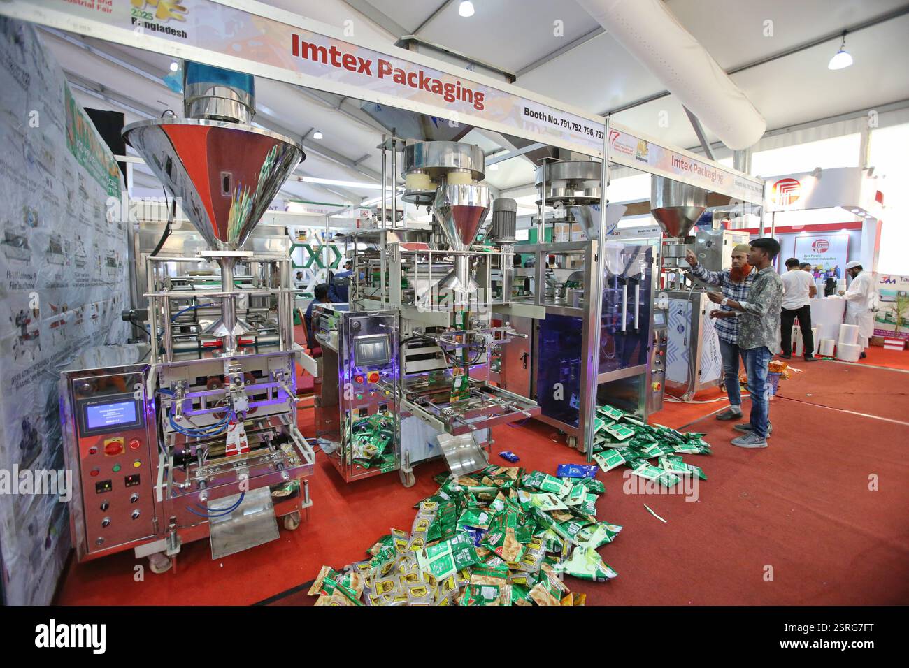 Dhaka. 15 février 2025. Cette photo prise le 15 février 2025 montre la Foire internationale des plastiques 2025 à Dhaka, Bangladesh. La Foire internationale des plastiques 2025 de quatre jours s’est achevée samedi, marquant la 17e édition de cet événement annuel. Cette année, le salon a présenté plus de 800 stands et a présenté plus de 390 marques leaders de différents pays. Crédit : Habibur Rahman/Xinhua/Alamy Live News Banque D'Images