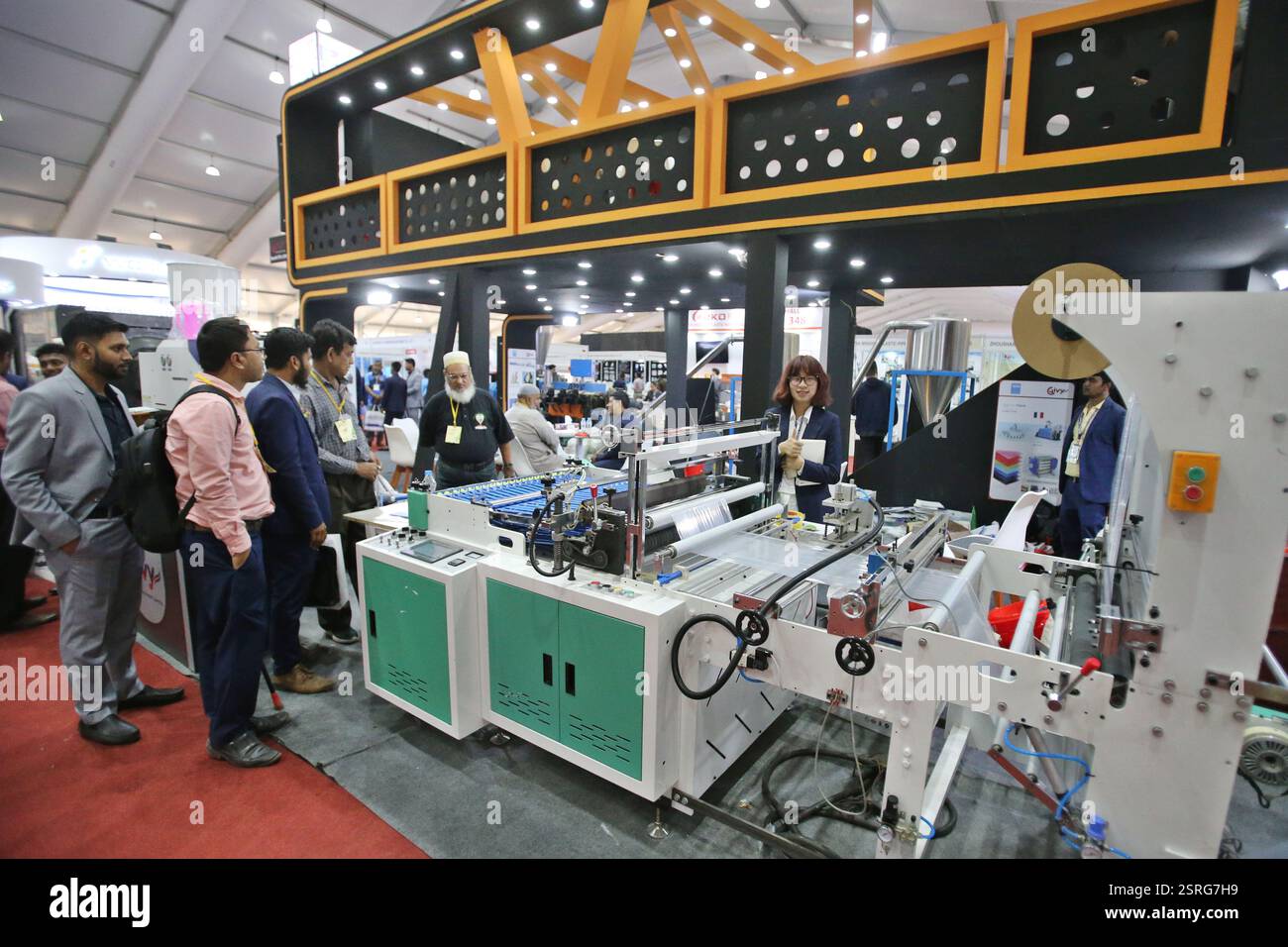 Dhaka, Bangladesh. 15 février 2025. Les gens assistent à la Foire internationale des plastiques 2025 à Dhaka, Bangladesh, le 15 février 2025. La Foire internationale des plastiques 2025 de quatre jours s’est achevée samedi, marquant la 17e édition de cet événement annuel. Cette année, le salon a présenté plus de 800 stands et a présenté plus de 390 marques leaders de différents pays. Crédit : Habibur Rahman/Xinhua/Alamy Live News Banque D'Images