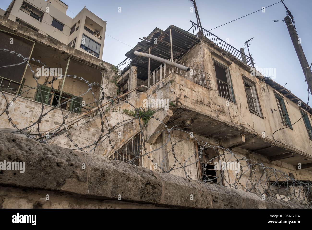 Le fil de fer barbelé autour du bâtiment endommagé à Beyrouth pendant la crise politique et le conflit de guerre au Liban. Banque D'Images