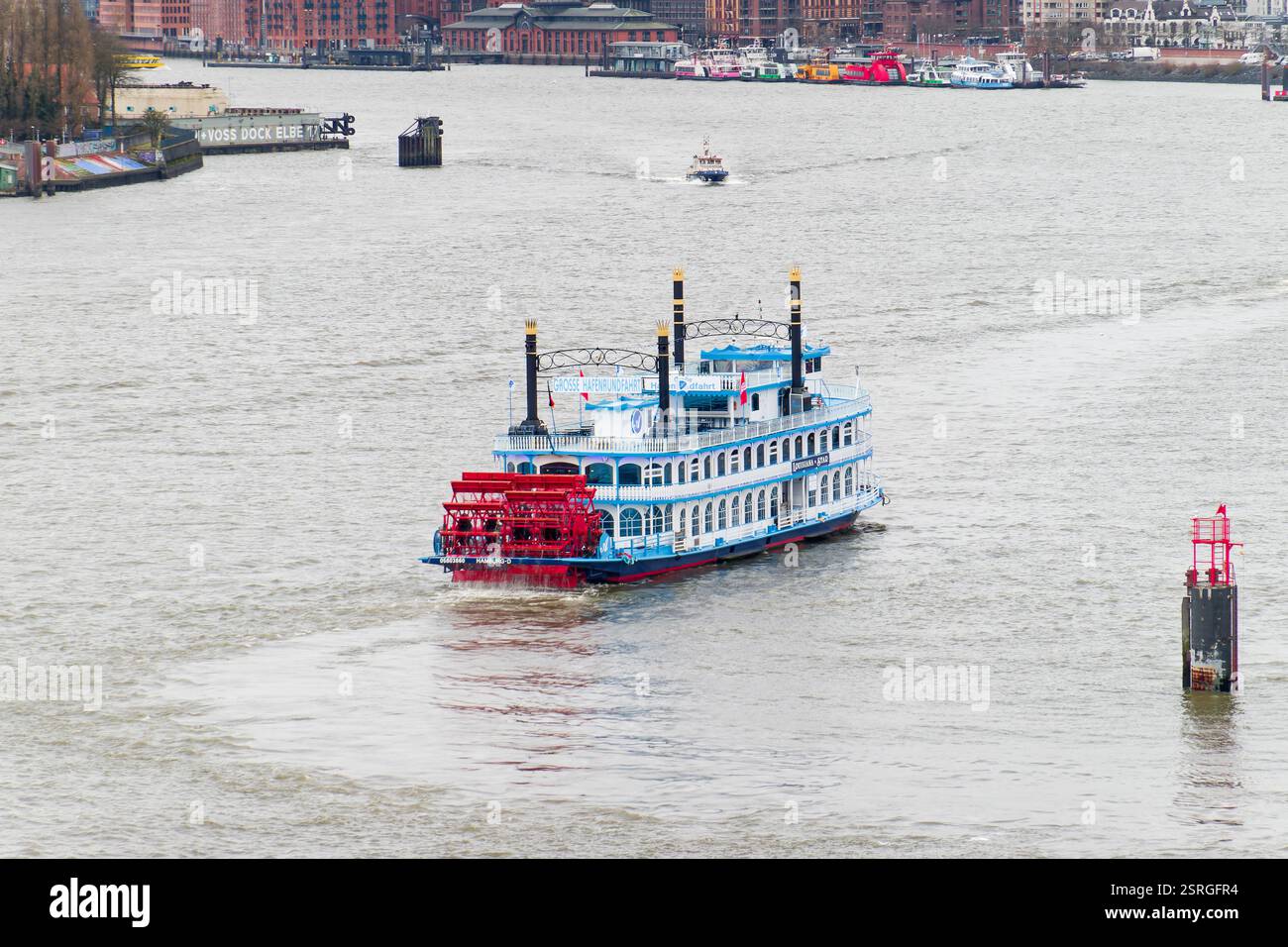 Bateau d'excursion Louisiana Star dans le port de Hambourg, Allemagne. Navire à passagers comme un vapeur américain à roues arrière. Visites du port de Hambourg. Banque D'Images