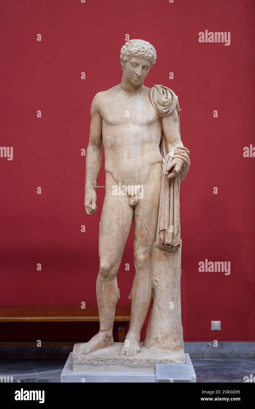 Athènes. Grèce. Statue d'Hermès. Musée archéologique national d'Athènes. Marbre pentélique. Trouvé à Aigon, Péloponèse. Le Dieu est représenté debout Banque D'Images