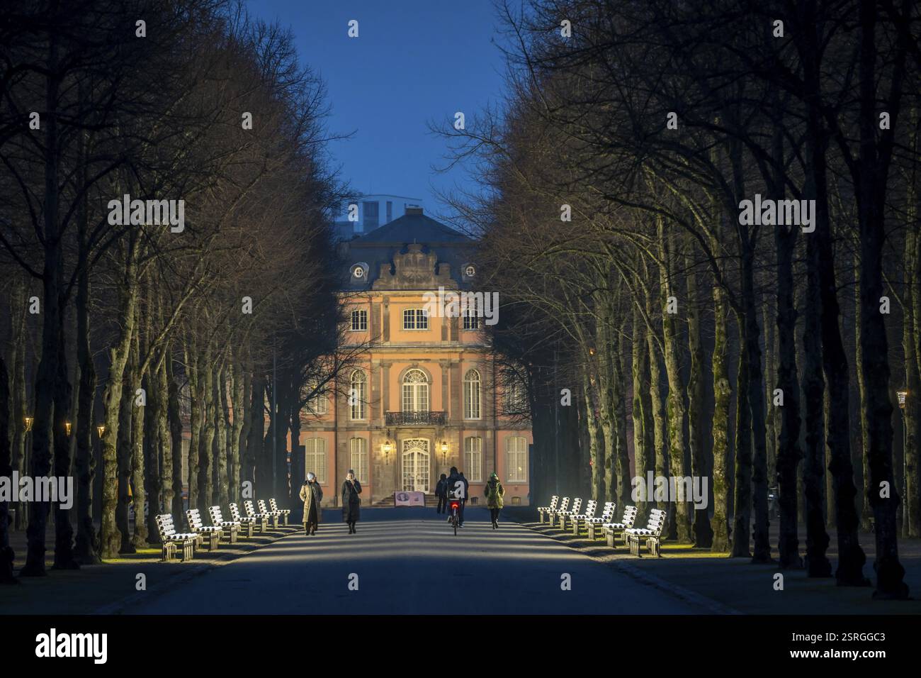 Les bancs de lumière de l'artiste Stefan sous dans le Hofgarten, intitulés UV-A UV-B, 14 expositions entièrement rénovées de l'exposition d'art gris clair de 2002 Banque D'Images