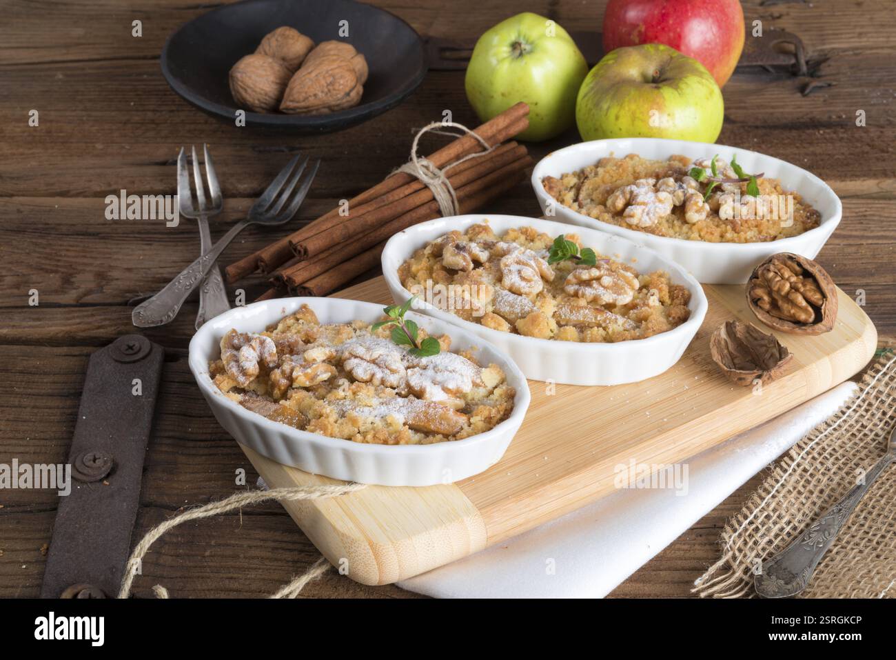Gâteau streusel Noix Apple Banque D'Images