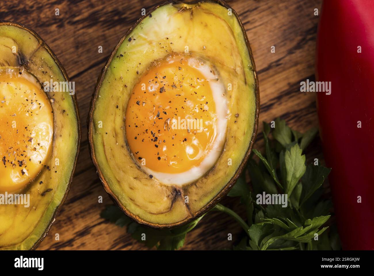 Oeufs bio faits maison cuit dans avocat avec sel et poivre Banque D'Images