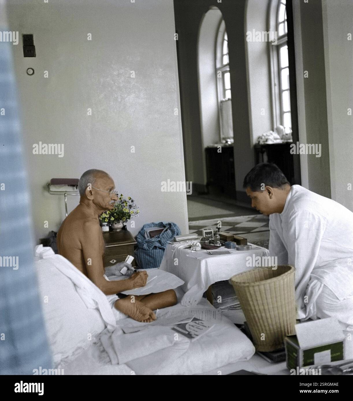 Mahatma Gandhi avec son plus jeune fils Devdas, Birla House, Mumbai, Maharashtra, Inde, Asie, septembre 1944, Asie Banque D'Images