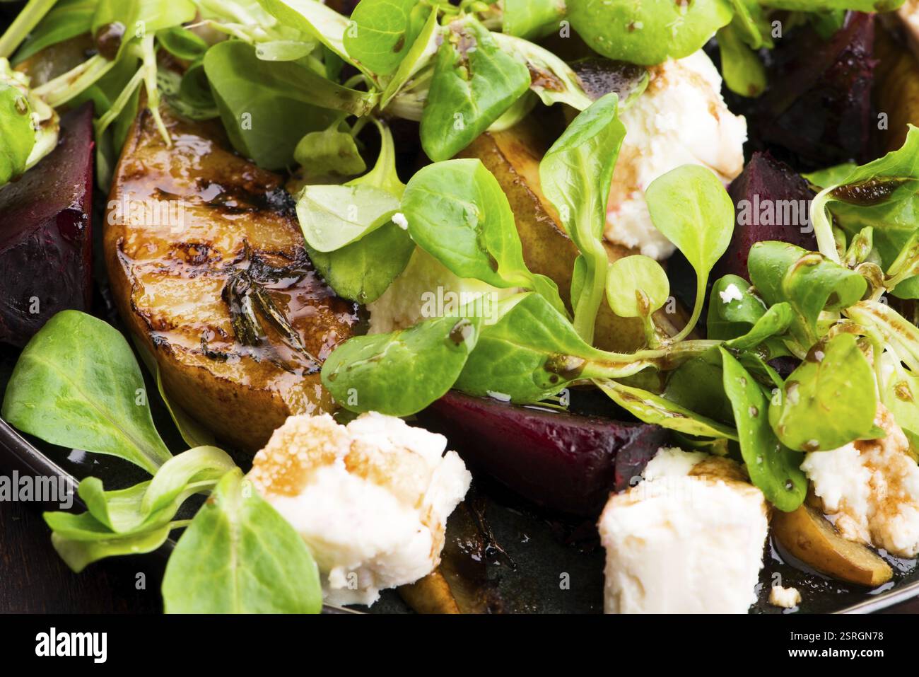 Salade de betterave rôtie, poire, laitue d'agneau, fromage Banque D'Images