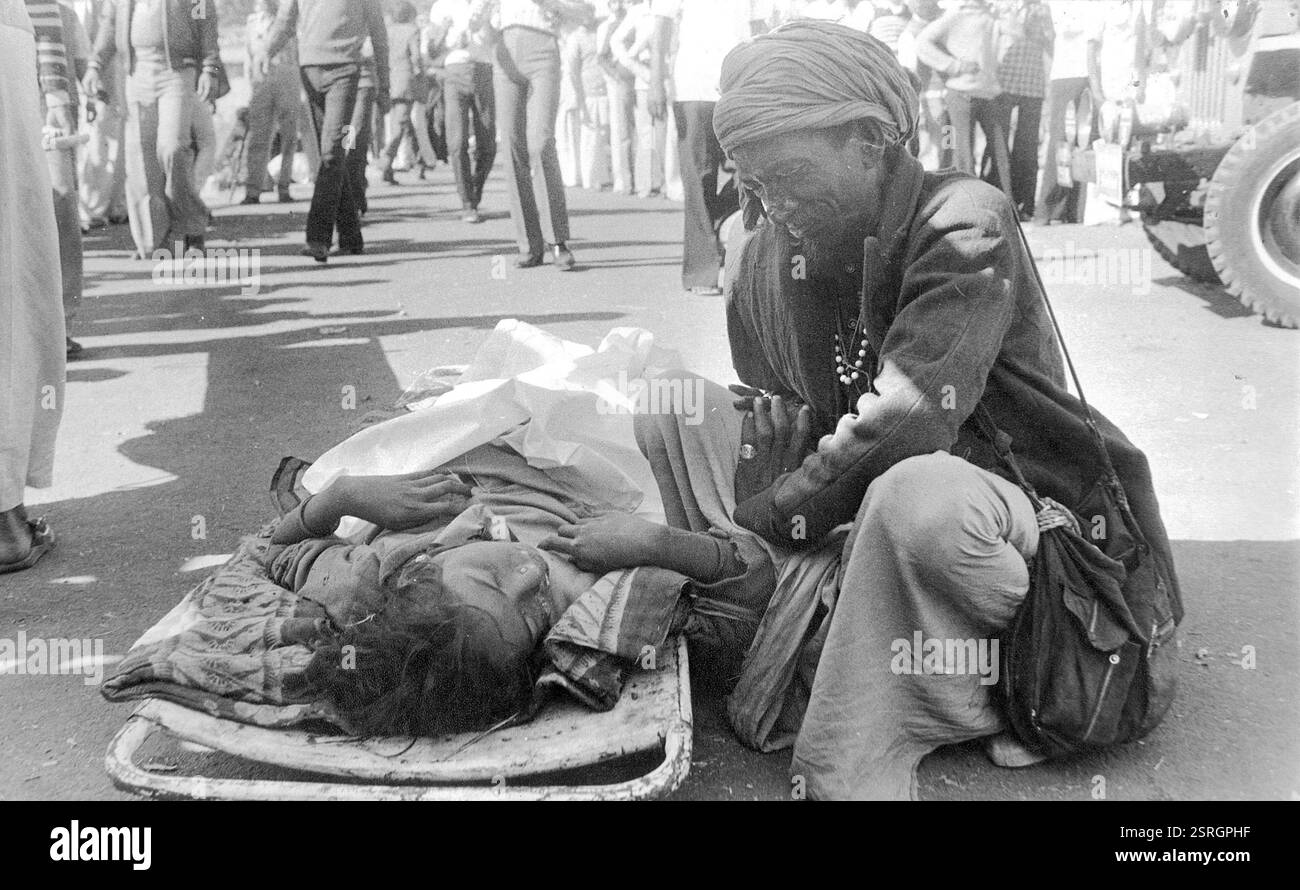 Homme avec femme morte, tragédie de fuite de gaz de carbure de l'union, Bhopal, madhya pradesh, Inde, Asie Banque D'Images