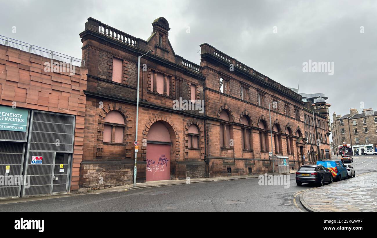 Ancien bâtiment abandonné Scottish Power Sandstone sur Dewar place, Édimbourg. Architecture écossaise style victorien classique. Écosse - Image de stock capturée avec un smartphone